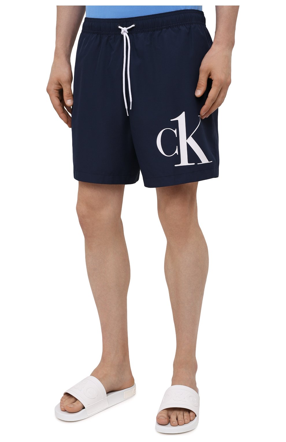 Мужские плавки-шорты CALVIN KLEIN темно-синего цвета, арт. KM0KM00590 | Фото 3 (Материал внешний: Синтетический материал; Принт: С принтом; Мужское Кросс-КТ: плавки-шорты)
