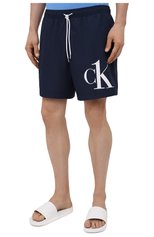 Мужские плавки-шорты CALVIN KLEIN темно-синего цвета, арт. KM0KM00590 | Фото 3 (Материал внешний: Синтетический материал; Принт: С принтом; Мужское Кросс-КТ: плавки-шорты)