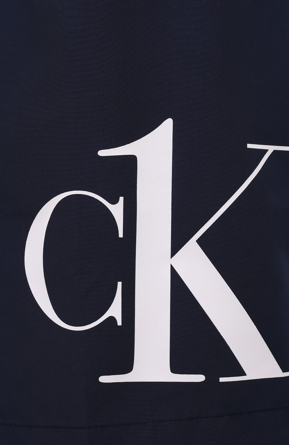 Мужские плавки-шорты CALVIN KLEIN темно-синего цвета, арт. KM0KM00590 | Фото 5 (Материал внешний: Синтетический материал; Принт: С принтом; Мужское Кросс-КТ: плавки-шорты)