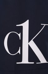 Мужские плавки-шорты CALVIN KLEIN темно-синего цвета, арт. KM0KM00590 | Фото 5 (Материал внешний: Синтетический материал; Принт: С принтом; Мужское Кросс-КТ: плавки-шорты)