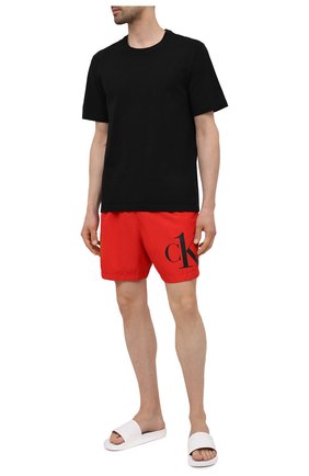 Мужские плавки-шорты CALVIN KLEIN красного цвета по цене 8190 руб., арт. KM0KM00590 | Фото 2 Мужские плавки-шорты CALVIN KLEIN красного цвета, арт. KM0KM00590 | Фото 2