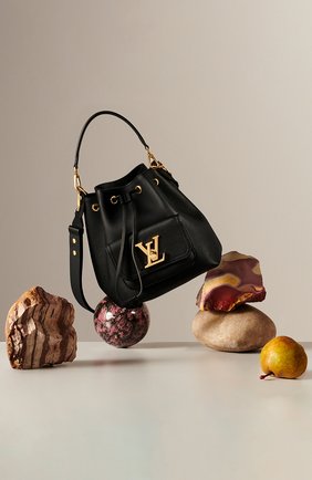 Женская сумка lockme bucket LOUIS VUITTON черного цвета по цене 196000 руб., арт. M57687 | Фото 2 Женская сумка lockme bucket LOUIS VUITTON черного цвета, арт. M57687 | Фото 2