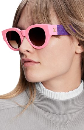 Женские солнцезащитные очки LOUIS VUITTON розового цвета по цене 44500 руб., арт. Z1545W | Фото 2 Женские солнцезащитные очки LOUIS VUITTON розового цвета, арт. Z1545W | Фото 2