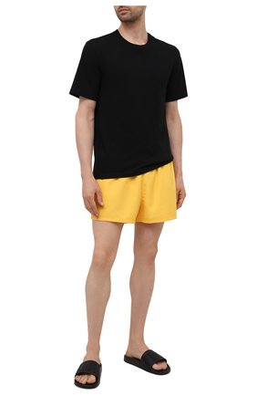 Мужские плавки-шорты CALVIN KLEIN желтого цвета, арт. KM0KM00567 | Фото 2 (Материал внешний: Синтетический материал; Принт: Без принта; Мужское Кросс-КТ: плавки-шорты)