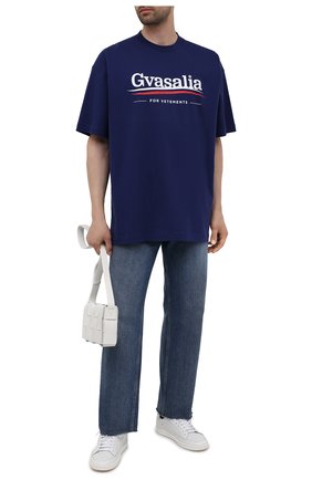 Мужская хлопковая футболка VETEMENTS синего цвета по цене 33700 руб., арт. UA52TR220N 1611/M | Фото 2 Мужская хлопковая футболка VETEMENTS синего цвета, арт. UA52TR220N 1611/M | Фото 2