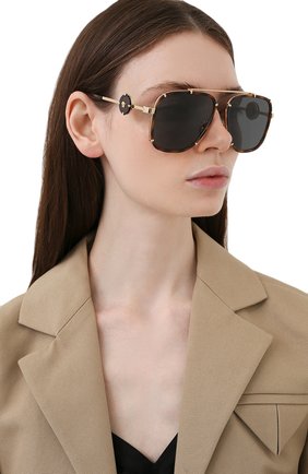 Женские солнцезащитные очки VERSACE коричневого цвета по цене 26000 руб., арт. 2233-147087 | Фото 2 Женские солнцезащитные очки VERSACE коричневого цвета, арт. 2233-147087 | Фото 2