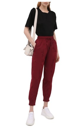 Женские джоггеры REDVALENTINO бордового цвета по цене 39950 руб., арт. WR3RBE50/1FP | Фото 2 Женские джоггеры REDVALENTINO бордового цвета, арт. WR3RBE50/1FP | Фото 2 (Материал внешний: Синтетический материал; Длина (брюки, джинсы): Стандартные, Укороченные; Женское Кросс-КТ: Джоггеры - брюки, Брюки-спорт; Стили: Спорт-шик; Силуэт Ж (брюки и джинсы): Джоггеры)