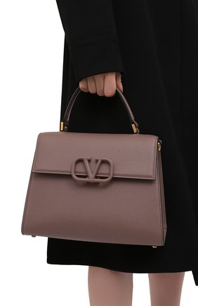 Женская сумка vsling medium VALENTINO темно-бежевого цвета по цене 191500 руб., арт. WW2B0J20/KGW | Фото 2 Женская сумка vsling medium VALENTINO темно-бежевого цвета, арт. WW2B0J20/KGW | Фото 2 (Материал: Натуральная кожа; Сумки-технические: Сумки top-handle; Ремень/цепочка: На ремешке; Размер: medium)