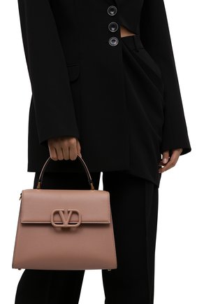 Женская сумка vsling medium VALENTINO бежевого цвета по цене 211000 руб., арт. WW2B0J20/KGW | Фото 2 Женская сумка vsling medium VALENTINO бежевого цвета, арт. WW2B0J20/KGW | Фото 2