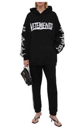 Женский хлопковое худи VETEMENTS черного цвета по цене 85550 руб., арт. UA52TR910W 1606/W | Фото 2 Женский хлопковое худи VETEMENTS черного цвета, арт. UA52TR910W 1606/W | Фото 2