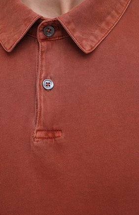 Мужское хлопковое поло JAMES PERSE красного цвета, арт. MSX3337 | Фото 5 (Застежка: Пуговицы; Рукава: Короткие; Длина (для топов): Удлиненные; Материал внешний: Хлопок; Стили: Кэжуэл)