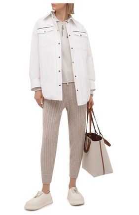 Женская пуховая куртка BRUNELLO CUCINELLI молочного цвета по цене 280500 руб., арт. MB5749780P | Фото 2 Женская пуховая куртка BRUNELLO CUCINELLI молочного цвета, арт. MB5749780P | Фото 2 (Материал внешний: Синтетический материал, Хлопок; Материал подклада: Синтетический материал; Кросс-КТ: Куртка; Рукава: Длинные; Стили: Кэжуэл; Женское Кросс-КТ: Пуховик-куртка; Материал утеплителя: Пух и перо; Длина (верхняя одежда): До середины бедра)