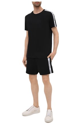 Мужская хлопковая футболка CALVIN KLEIN черного цвета по цене 4950 руб., арт. KM0KM00607 | Фото 2 Мужская хлопковая футболка CALVIN KLEIN черного цвета, арт. KM0KM00607 | Фото 2 (Материал внешний: Хлопок; Принт: Без принта; Рукава: Короткие; Кросс-КТ: Пляж; Стили: Спорт-шик; Длина (для топов): Стандартные)