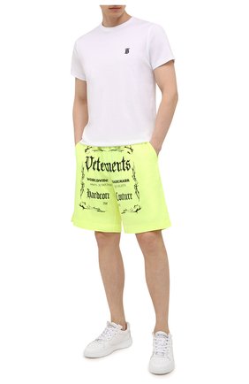 Мужские хлопковые шорты VETEMENTS светло-зеленого цвета по цене 38750 руб., арт. UA52TR400Y 1610/M | Фото 2 Мужские хлопковые шорты VETEMENTS светло-зеленого цвета, арт. UA52TR400Y 1610/M | Фото 2