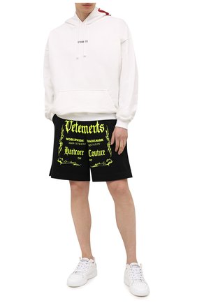 Мужские хлопковые шорты VETEMENTS черного цвета по цене 38750 руб., арт. UA52TR400X 1610/M | Фото 2 Мужские хлопковые шорты VETEMENTS черного цвета, арт. UA52TR400X 1610/M | Фото 2