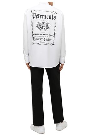 Мужская хлопковая рубашка VETEMENTS белого цвета по цене 69300 руб., арт. UA52SH500W 1005/M | Фото 2 Мужская хлопковая рубашка VETEMENTS белого цвета, арт. UA52SH500W 1005/M | Фото 2