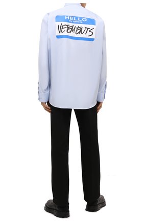 Мужская хлопковая рубашка VETEMENTS голубого цвета по цене 56400 руб., арт. UA52SH250B 1005/M | Фото 2 Мужская хлопковая рубашка VETEMENTS голубого цвета, арт. UA52SH250B 1005/M | Фото 2