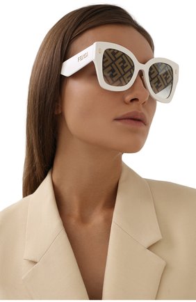 Женские солнцезащитные очки FENDI белого цвета по цене 25200 руб., арт. 0434/G SZJ | Фото 2 Женские солнцезащитные очки FENDI белого цвета, арт. 0434/G SZJ | Фото 2 (Тип очков: С/з; Оптика Гендер: оптика-женское; Очки форма: Бабочка)