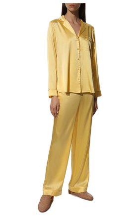 Женская шелковая пижама YOLKE желтого цвета, арт. C0RE-02S-SU-YE | Фото 2 (Длина (для топов): Стандартные; Длина (брюки, джинсы): Стандартные; Материал внешний: Шелк; Рукава: Длинные; Длина Ж (юбки, платья, шорты): Мини)