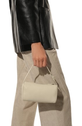 Женская сумка baguette small THE ROW кремвого цвета по цене 114000 руб., арт. W1281L97 | Фото 2 Женская сумка baguette small THE ROW кремвого цвета, арт. W1281L97 | Фото 2 (Сумки-технические: Сумки top-handle; Материал: Натуральная кожа; Размер: small)