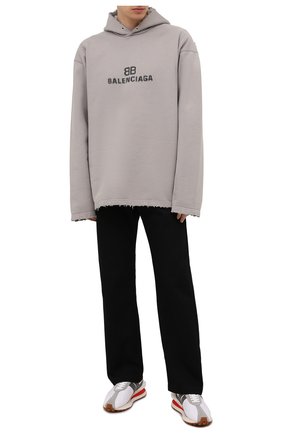Мужской хлопковое худи BALENCIAGA светло-серого цвета по цене 68700 руб., арт. 661711/TKVF6 | Фото 2 Мужской хлопковое худи BALENCIAGA светло-серого цвета, арт. 661711/TKVF6 | Фото 2 (Материал внешний: Хлопок; Стили: Спорт-шик; Мужское Кросс-КТ: Худи-одежда; Рукава: Длинные)