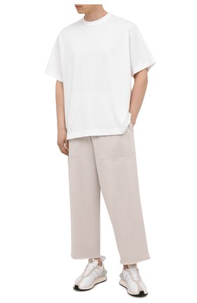 Мужские хлопковые брюки BALENCIAGA кремвого цвета по цене 85850 руб., арт. 657117/TJVN8 | Фото 2 Мужские хлопковые брюки BALENCIAGA кремвого цвета, арт. 657117/TJVN8 | Фото 2 (Материал внешний: Хлопок; Случай: Повседневный; Стили: Минимализм, Спорт-шик; Длина (брюки, джинсы): Укороченные; Shop in Shop M: Обувь_классика)