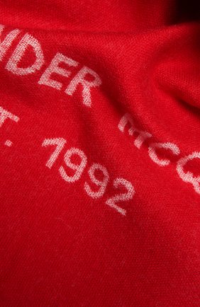 Женский шерстяной шарф ALEXANDER MCQUEEN красного цвета, арт. 665288/3200Q | Фото 2 (Материал: Шерсть, Текстиль)