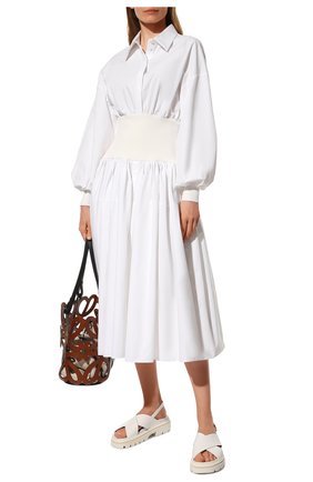 Женское хлопковое платье ALEXANDER MCQUEEN белого цвета по цене 189500 руб., арт. 661546/QAAAY | Фото 2 Женское хлопковое платье ALEXANDER MCQUEEN белого цвета, арт. 661546/QAAAY | Фото 2 (Длина Ж (юбки, платья, шорты): Миди; Рукава: Длинные; Материал внешний: Хлопок; Женское Кросс-КТ: Платье-одежда; Случай: Повседневный; Стили: Бохо)