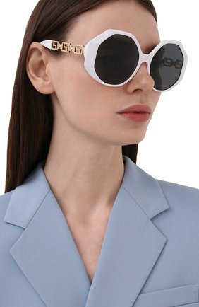 Женские солнцезащитные очки VERSACE белого цвета по цене 33800 руб., арт. 4395-314/87 | Фото 2 Женские солнцезащитные очки VERSACE белого цвета, арт. 4395-314/87 | Фото 2