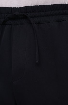 Мужские шерстяные брюки VERSACE темно-синего цвета, арт. 1001015/1A00982 | Фото 5 (Материал внешний: Шерсть; Длина (брюки, джинсы): Стандартные; Случай: Повседневный; Стили: Кэжуэл)