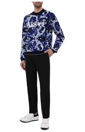 Мужские шерстяные брюки VERSACE черного цвета по цене 72400 руб., арт. 1001015/1A00899 | Фото 2 Мужские шерстяные брюки VERSACE черного цвета, арт. 1001015/1A00899 | Фото 2 (Длина (брюки, джинсы): Стандартные; Материал внешний: Шерсть; Случай: Повседневный; Стили: Кэжуэл)