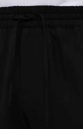 Мужские шерстяные брюки VERSACE черного цвета, арт. 1001015/1A00899 | Фото 5 (Материал внешний: Шерсть; Длина (брюки, джинсы): Стандартные; Случай: Повседневный; Стили: Кэжуэл)