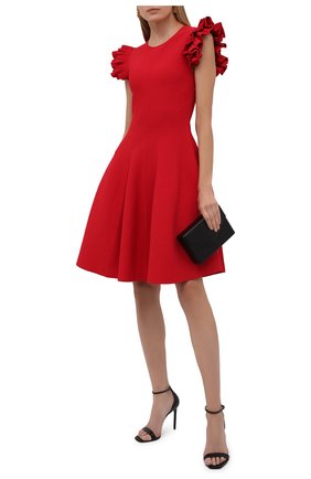 Женское платье из вискозы ALEXANDER MCQUEEN красного цвета по цене 138500 руб., арт. 667827/Q1AVM | Фото 2 Женское платье из вискозы ALEXANDER MCQUEEN красного цвета, арт. 667827/Q1AVM | Фото 2 (Материал внешний: Синтетический материал, Вискоза; Случай: Формальный; Кросс-КТ: Трикотаж; Женское Кросс-КТ: Платье-одежда, платье-футляр; Длина Ж (юбки, платья, шорты): До колена; Рукава: Короткие; Стили: Гламурный)
