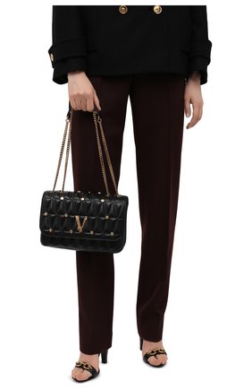 Женская сумка virtus medium VERSACE черного цвета по цене 161000 руб., арт. DBFH822/1A00800 | Фото 2 Женская сумка virtus medium VERSACE черного цвета, арт. DBFH822/1A00800 | Фото 2 (Материал: Натуральная кожа; Сумки-технические: Сумки через плечо; Ремень/цепочка: С цепочкой)
