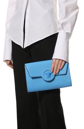 Женские кожаный кошелек на цепочке la medusa VERSACE голубого цвета по цене 79950 руб., арт. 1000814/DVIT2T | Фото 2 Женские кожаный кошелек на цепочке la medusa VERSACE голубого цвета, арт. 1000814/DVIT2T | Фото 2