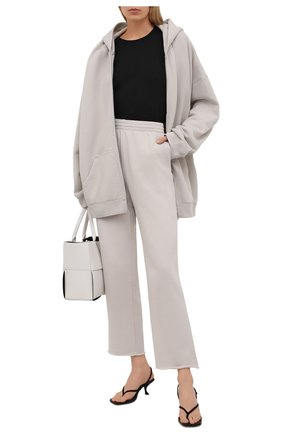 Женские хлопковые брюки BALENCIAGA светло-серого цвета по цене 62950 руб., арт. 657822/TJVN8 | Фото 2 Женские хлопковые брюки BALENCIAGA светло-серого цвета, арт. 657822/TJVN8 | Фото 2 (Материал внешний: Хлопок; Длина (брюки, джинсы): Стандартные; Силуэт Ж (брюки и джинсы): Широкие; Женское Кросс-КТ: Брюки-одежда; Кросс-КТ: Трикотаж; Стили: Спорт-шик)