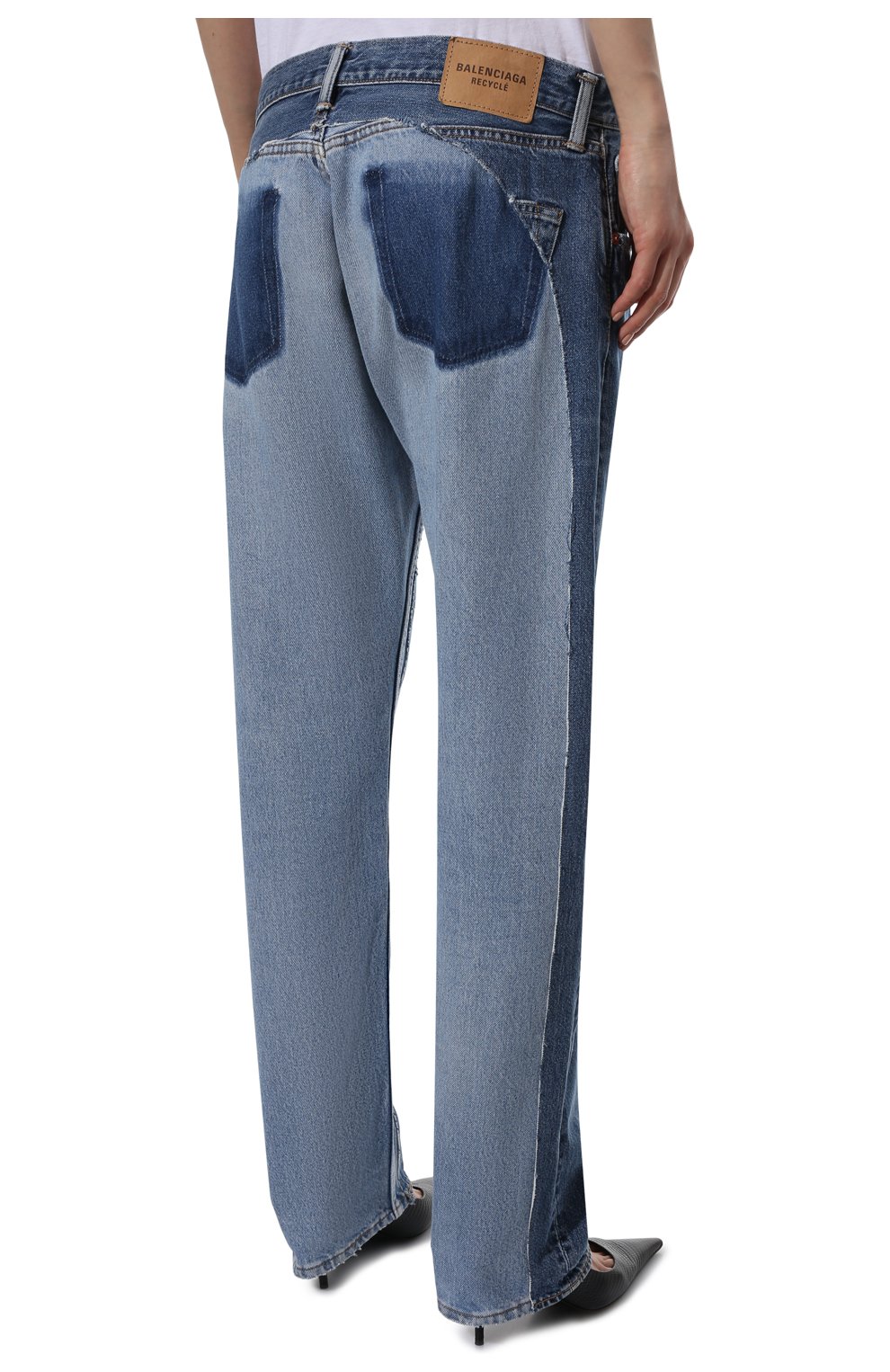 Женские джинсы BALENCIAGA тёмно-голубого цвета, арт. 657611/TJW68 | Фото 4 (Кросс-КТ: Деним; Длина (брюки, джинсы): Стандартные; Силуэт Ж (брюки и джинсы): Расклешенные; Материал внешний: Хлопок, Деним; Стили: Спорт-шик)