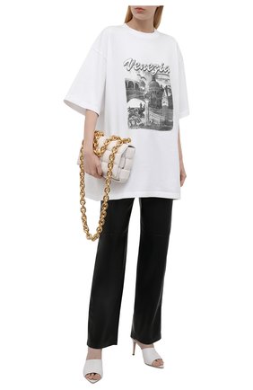 Женская хлопковая футболка BALENCIAGA белого цвета по цене 53350 руб., арт. 651795/TKV88 | Фото 2 Женская хлопковая футболка BALENCIAGA белого цвета, арт. 651795/TKV88 | Фото 2 (Длина (для топов): Удлиненные; Материал внешний: Хлопок; Стили: Спорт-шик; Принт: С принтом; Женское Кросс-КТ: Футболка-одежда; Рукава: Короткие)