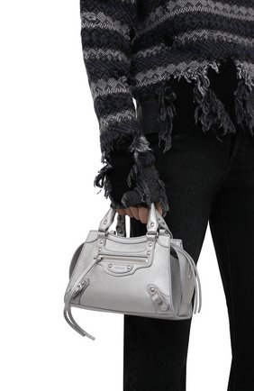 Женская сумка neo classic city mini BALENCIAGA серебряного цвета по цене 131500 руб., арт. 638524/15YKY | Фото 2 Женская сумка neo classic city mini BALENCIAGA серебряного цвета, арт. 638524/15YKY | Фото 2 (Материал: Натуральная кожа; Сумки-технические: Сумки top-handle; Ремень/цепочка: На ремешке; Размер: mini)