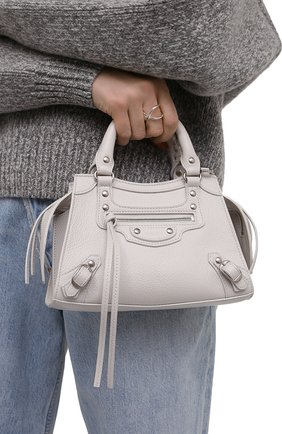 Женская сумка neo classic mini BALENCIAGA кремвого цвета по цене 131500 руб., арт. 638524/15Y4Y | Фото 2 Женская сумка neo classic mini BALENCIAGA кремвого цвета, арт. 638524/15Y4Y | Фото 2 (Материал: Натуральная кожа; Сумки-технические: Сумки top-handle; Размер: mini; Ремень/цепочка: На ремешке)