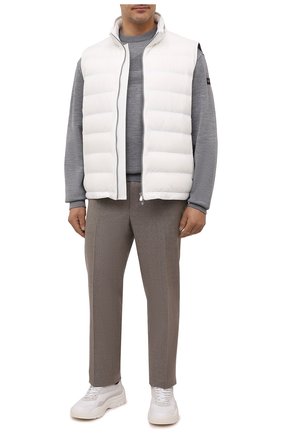 Мужской пуховый жилет BRUNELLO CUCINELLI белого цвета по цене 237500 руб., арт. ML4911714W | Фото 2 Мужской пуховый жилет BRUNELLO CUCINELLI белого цвета, арт. ML4911714W | Фото 2 (Длина (верхняя одежда): Короткие; Материал подклада: Синтетический материал; Материал внешний: Синтетический материал; Кросс-КТ: Пуховик, Куртка; Стили: Кэжуэл; Материал утеплителя: Пух и перо)