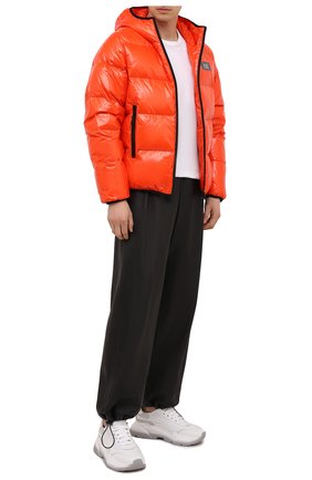 Мужская пуховая куртка DSQUARED2 оранжевого цвета, арт. S74AM1201/S54056 | Фото 2 (Длина (верхняя одежда): Короткие; Материал внешний: Синтетический материал; Кросс-КТ: Куртка; Материал подклада: Синтетический материал; Рукава: Длинные; Мужское Кросс-КТ: пуховик-короткий; Материал утеплителя: Пух и перо; Стили: Гранж)