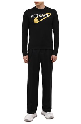 Мужская хлопковый лонгслив VERSACE черного цвета по цене 38050 руб., арт. 1001748/1A00932 | Фото 2 Мужская хлопковый лонгслив VERSACE черного цвета, арт. 1001748/1A00932 | Фото 2 (Рукава: Длинные; Материал внешний: Хлопок; Длина (для топов): Стандартные; Принт: С принтом; Стили: Кэжуэл)