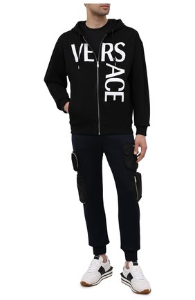 Мужской хлопковая толстовка VERSACE черного цвета по цене 84600 руб., арт. 1001083/1A00719 | Фото 2 Мужской хлопковая толстовка VERSACE черного цвета, арт. 1001083/1A00719 | Фото 2 (Материал внешний: Хлопок; Длина (для топов): Стандартные; Стили: Спорт-шик; Мужское Кросс-КТ: Толстовка-одежда; Рукава: Длинные; Региональные ограничения белый список (Axapta Mercury): RU)