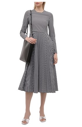 Женское хлопковое платье REDVALENTINO черно-белого цвета по цене 59200 руб., арт. WR3VAAR0/5YM | Фото 2 Женское хлопковое платье REDVALENTINO черно-белого цвета, арт. WR3VAAR0/5YM | Фото 2 (Материал внешний: Хлопок, Синтетический материал; Случай: Повседневный; Длина Ж (юбки, платья, шорты): Миди; Женское Кросс-КТ: Платье-одежда; Рукава: Длинные; Стили: Ретро)