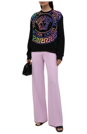 Женский хлопковый свитшот VERSACE черного цвета по цене 62150 руб., арт. 1001574/1A01174 | Фото 2 Женский хлопковый свитшот VERSACE черного цвета, арт. 1001574/1A01174 | Фото 2 (Материал внешний: Хлопок; Длина (для топов): Стандартные; Рукава: Длинные; Женское Кросс-КТ: Свитшот-одежда; Стили: Гламурный)