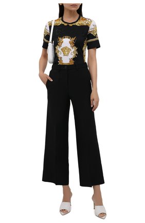 Женская хлопковая футболка VERSACE разноцветного цвета по цене 47800 руб., арт. 1001532/1A01181 | Фото 2 Женская хлопковая футболка VERSACE разноцветного цвета, арт. 1001532/1A01181 | Фото 2 (Длина (для топов): Стандартные; Материал внешний: Хлопок; Рукава: Короткие; Женское Кросс-КТ: Футболка-одежда; Принт: С принтом; Стили: Гламурный)