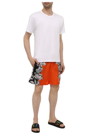Мужские плавки-шорты VALENTINO оранжевого цвета, арт. WV3UH0287MV | Фото 2 (Материал внешний: Синтетический материал; Мужское Кросс-КТ: плавки-шорты; Принт: С принтом)