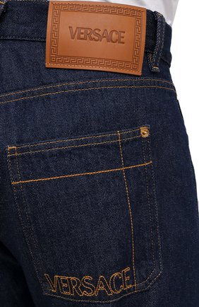 Мужские джинсы VERSACE темно-синего цвета, арт. 1001322/1A00946 | Фото 5 (Силуэт М (брюки): Прямые; Кросс-КТ: Деним; Длина (брюки, джинсы): Стандартные; Материал внешний: Хлопок, Деним; Стили: Кэжуэл)