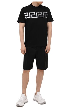 Мужская хлопковая футболка VERSACE черного цвета по цене 28400 руб., арт. 1001286/1A00919 | Фото 2 Мужская хлопковая футболка VERSACE черного цвета, арт. 1001286/1A00919 | Фото 2